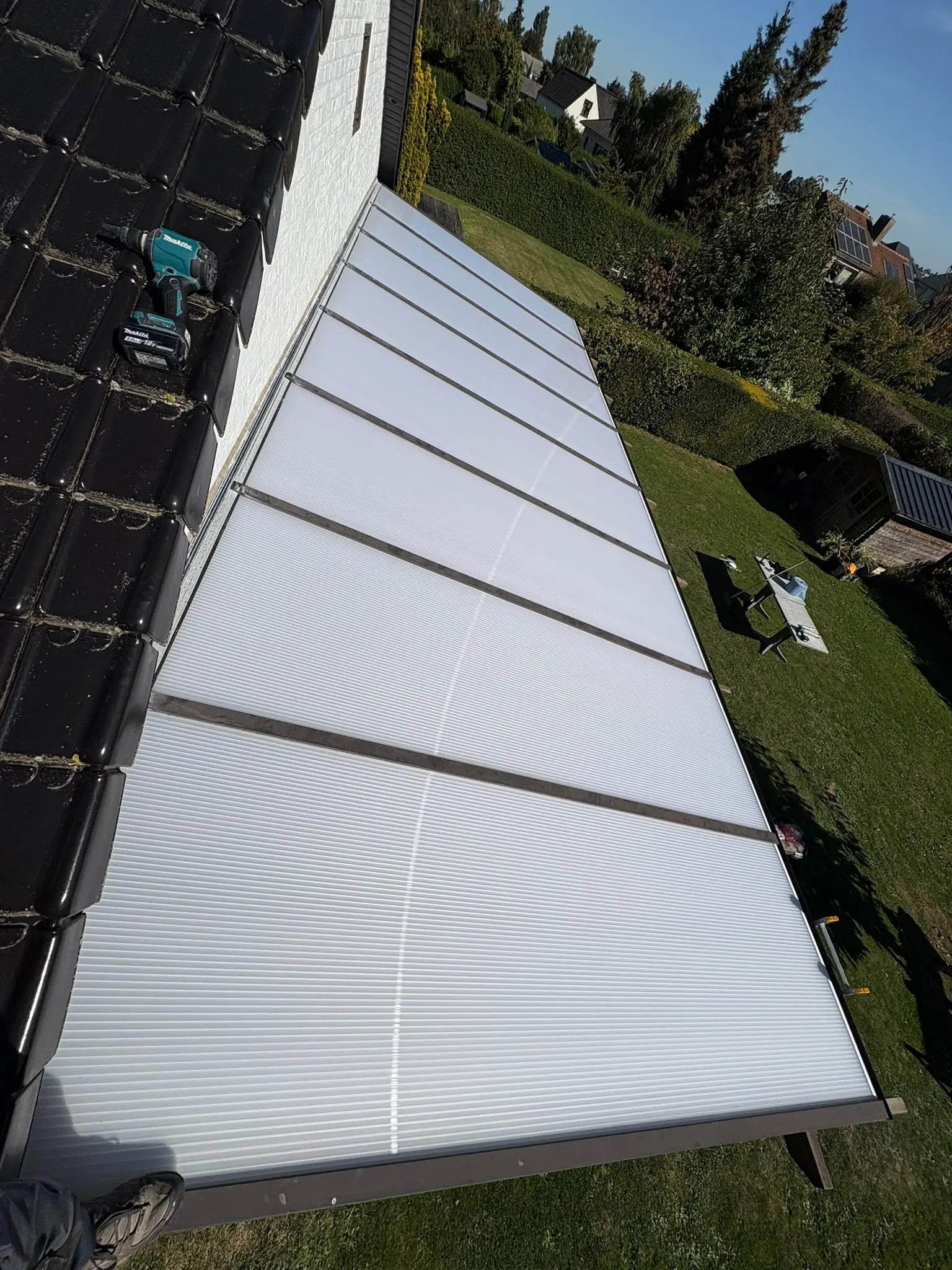 Couverture translucide d’une terrasse attenante à une maison