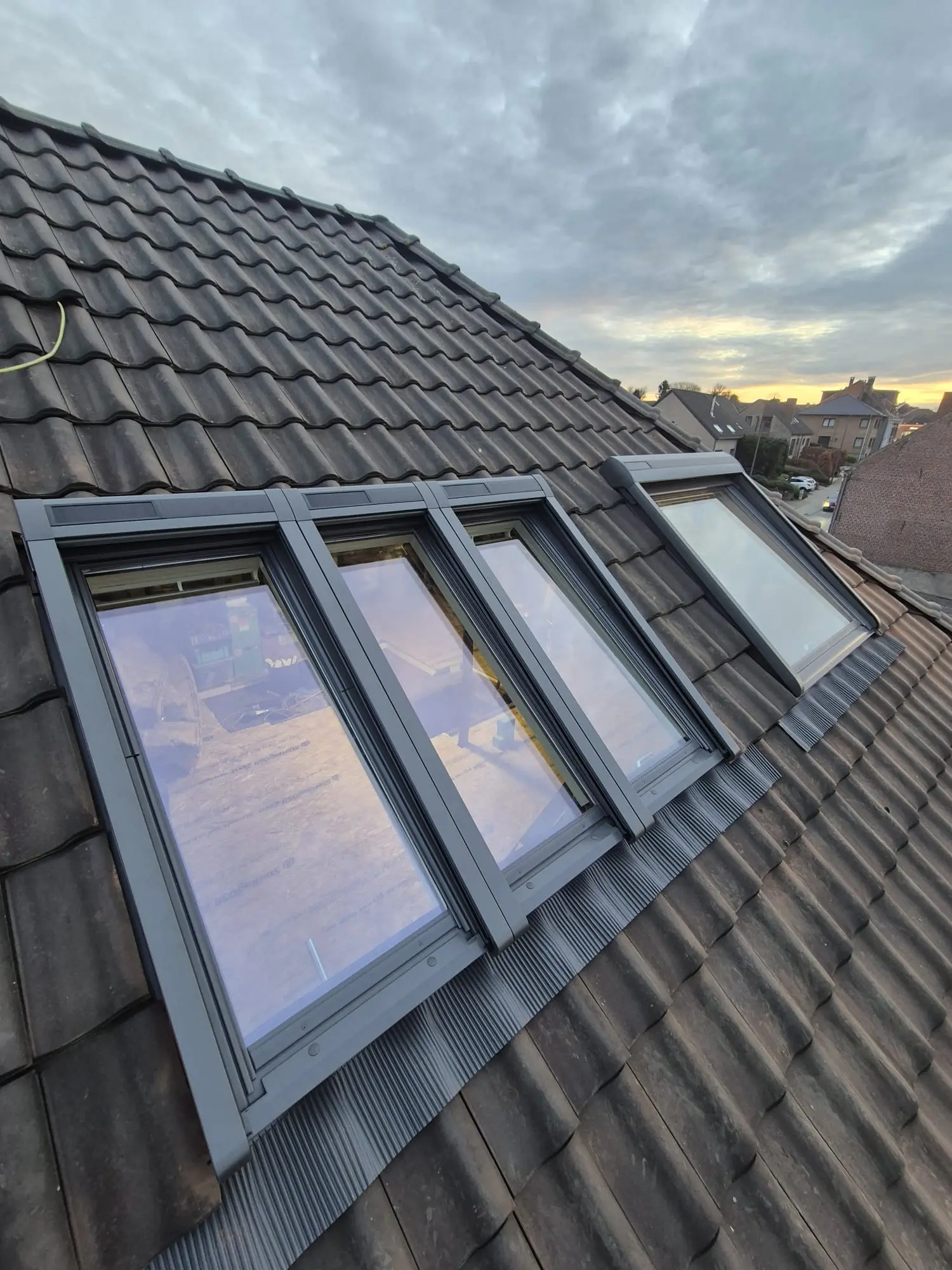 Fenêtres VELUX installées dans la toiture en tuiles